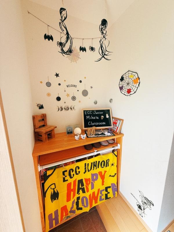 ht180153 教室玄関をハロウィン用に模様替えしました！