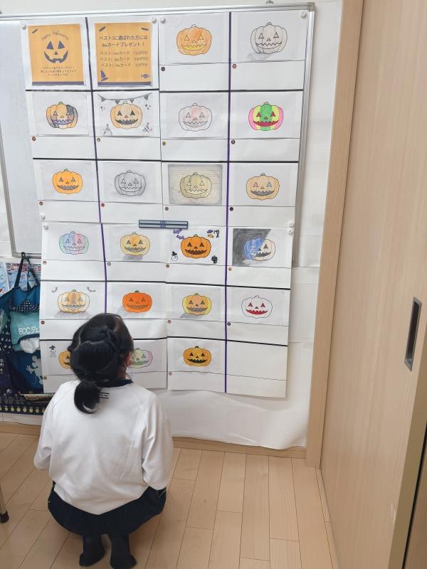 ht180153 ハロウィンぬり絵をえらんでくれています