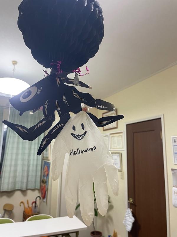 10月はレッスンの中でハロウィーンクラフトをしました。