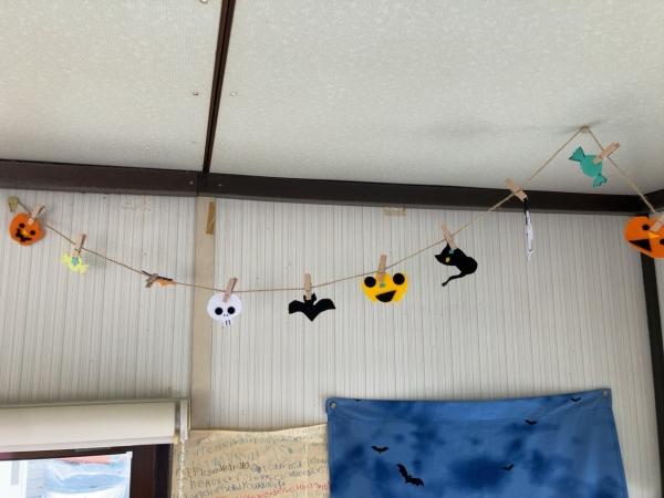 ht250357 幼児クラスの親子さんからハロウィンの飾りをいただきました！手作りです！なんて素敵♡2025.10月
