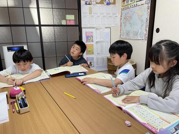 ht030126 アルファベット大文字はスイスイ〜、小文字は時々ポスターをチラ見するけどね 2025.5.27