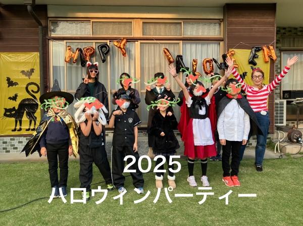 ht110297 講師はウォーリーになりました。アメリカではWaldoと言います。みんなの仮装は可愛いですね！