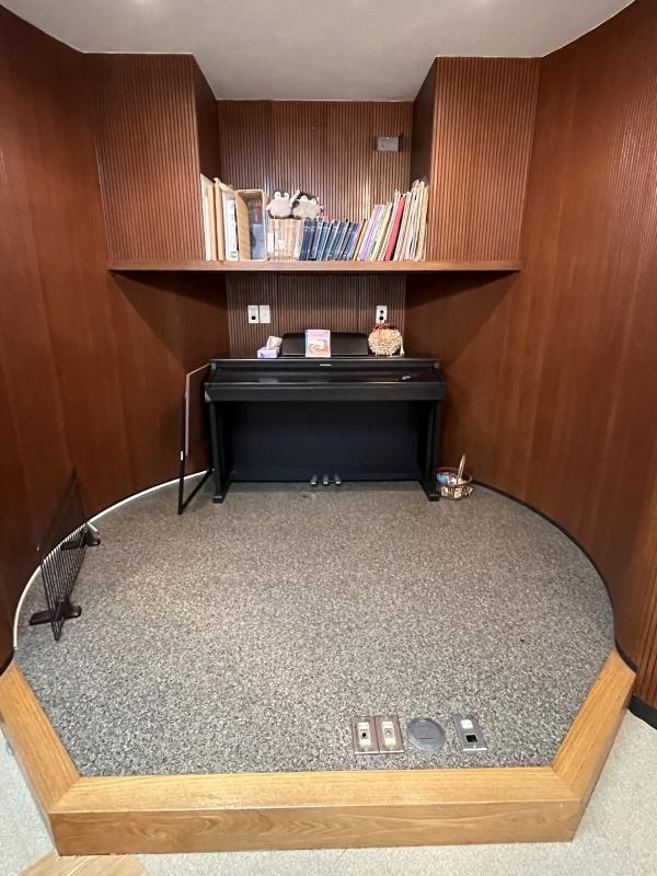 ht111450 地下の教室には舞台が有り　ここで発表会をします。