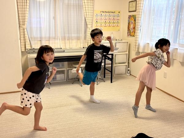 ht170263 小学1・2年生のクラスです。チャンツにのって”Let’s go to the park!”