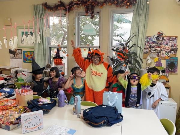ht210204r 小学生低学年クラスも色々な仮装が登場して盛り上がりました。