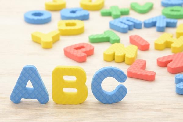 教室に溢れる笑顔と笑い声☆小学生英会話1-2年生クラス