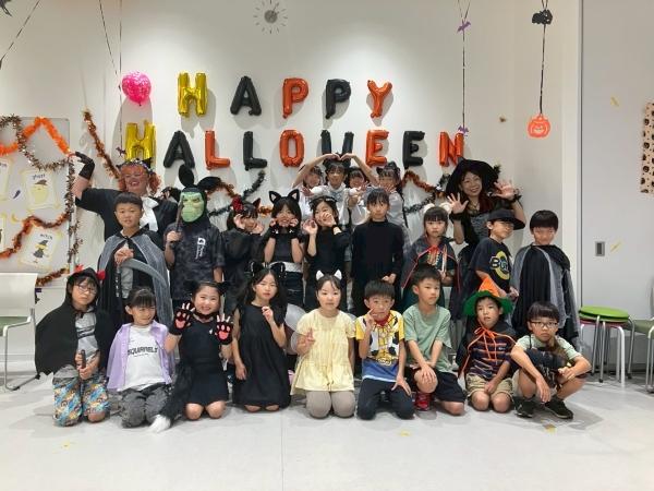 ht231768 ハロウィンパーティー。ベテランのネイティブ講師をゲストに迎え、生の英語にどっぷり。仮装がかわいい(^^)