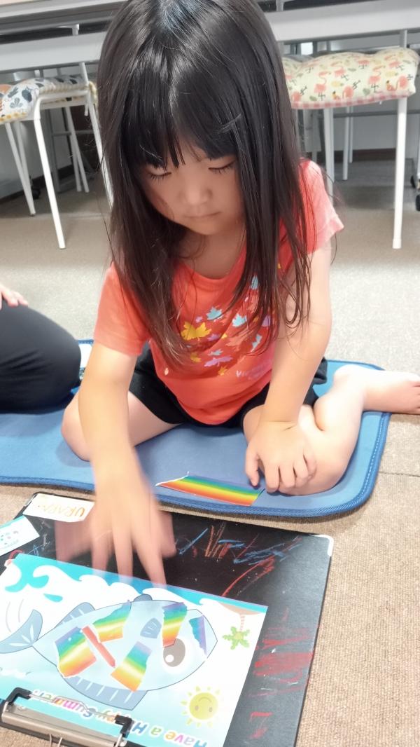 ht232173 自分の好きなおさかなを作っている4歳児ちゃん。とてもすてきなおさかなできたね。