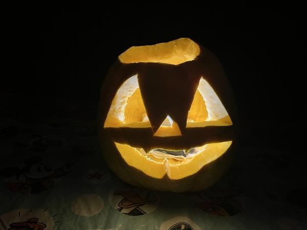 ht240456 Jack ‘o lantern 生徒作生徒のアイデアで、蝋燭の変わりに、中に携帯を入れて撮影とっても素敵に
