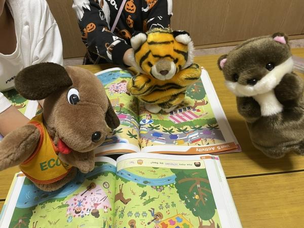 ht260627 生徒の代わりに英語でおしゃべりするパペットたち。教室日誌では動画もあるから、見てね。