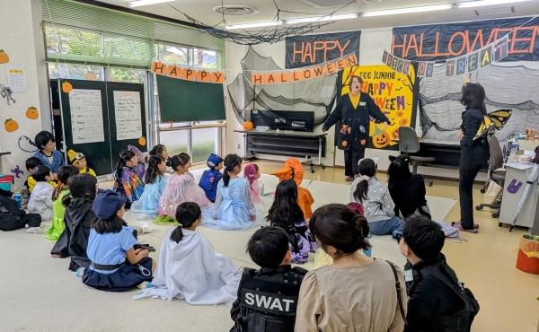 ht260692 Abby先生のハロウィーンの思い出みんな英語をしっかり聞いています。