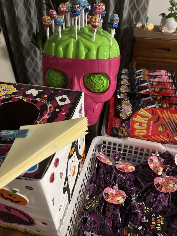 ht390081 ハロウィンくじ引き！チュッパチャップスはコーラ味が人気！兄弟、姉妹揃っての当たりが多かったね。