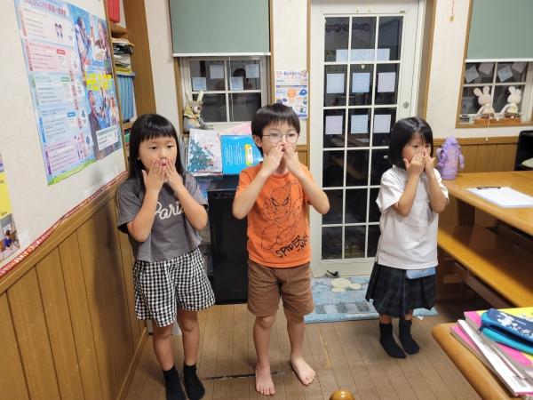 ht430034 英語の指示でからだを動かします。