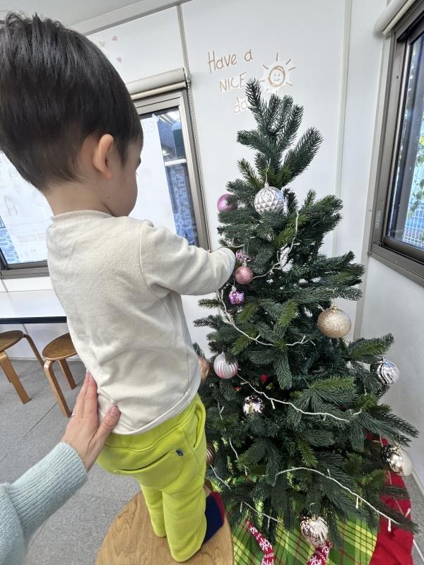 ht090400 ２歳さんクラス、クリスマスの英語絵本を読んで、飾りつけをしました！
