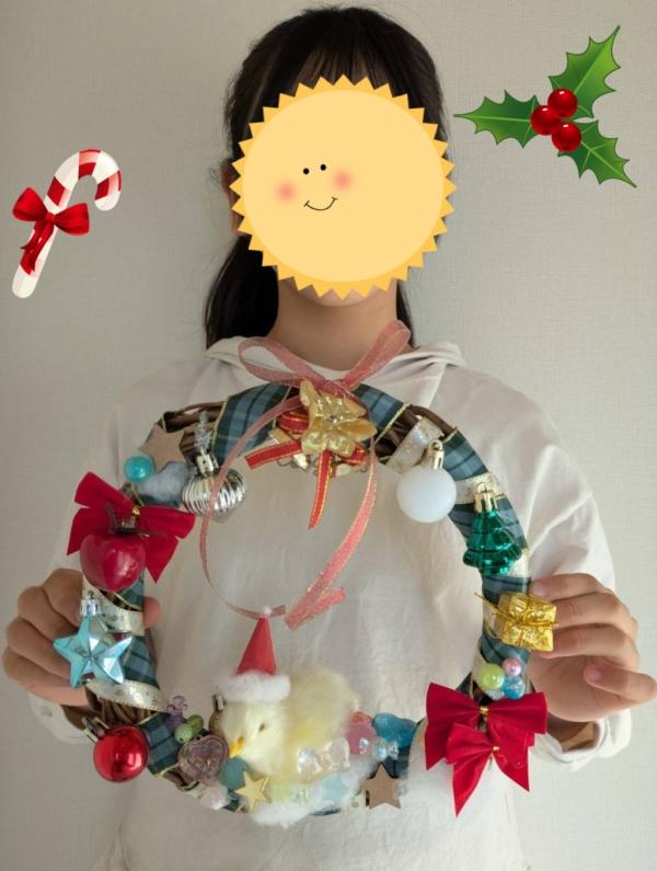 ht110297 上級小6クラスは小学校卒業記念としてクリスマスリースを作りました。教室で1時間作成した後、家で完成させました。