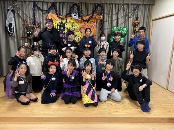 ht132496 毎年ハロウィンパーティーでは、発表会をしています。皆んな、素晴らしい発表ができました！
