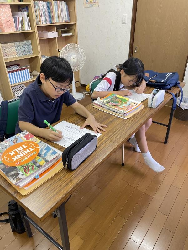 ht160068r 小学生3〜4年継続生クラス。100分のレッスンでも集中して取り組んでいます。