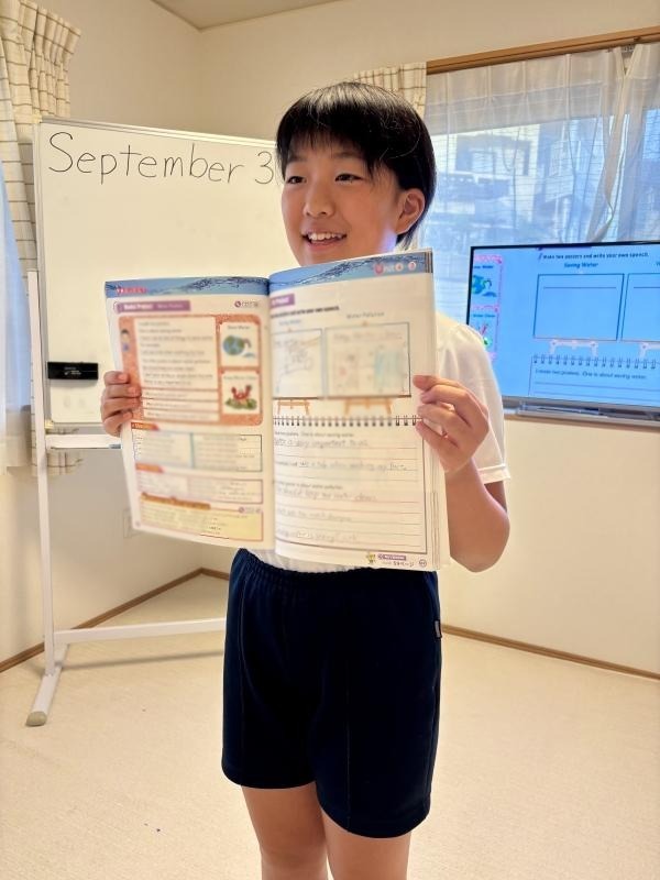 ht170263 5・6年生の上級クラスでは、節水と水質汚染についてのポスターを書き、水問題についての自分の意見を発表しました。