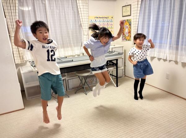 ht170263 1・2年生のクラスです♪歌や踊りで、楽しさ、爆発☆