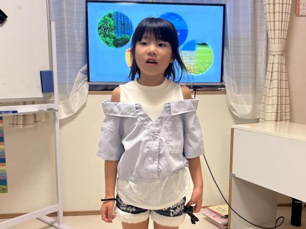 ht170263 今年の4月に英語学習を始めたばかりの小学1年生のHさんも頑張ってスピーチをしてくれましたよ