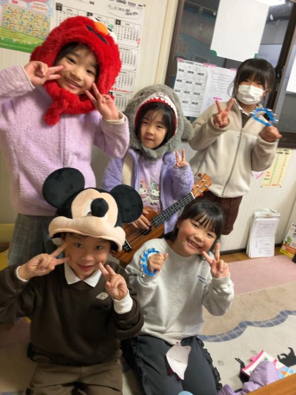 ht250357 お誕生日のお祝いです！ウクレレ持ってるよ！低学年クラス2025.12月