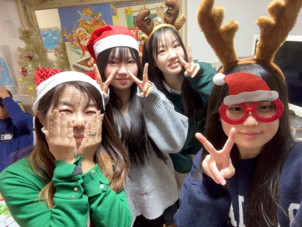 ht260556 サンタ帽やトナカイの衣装を来てお勉強中です