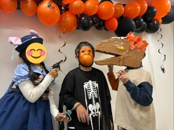 ht772472 みんなそれぞれの仮装になりきって写真をパシャリ。クオリティの高い仮装でした。