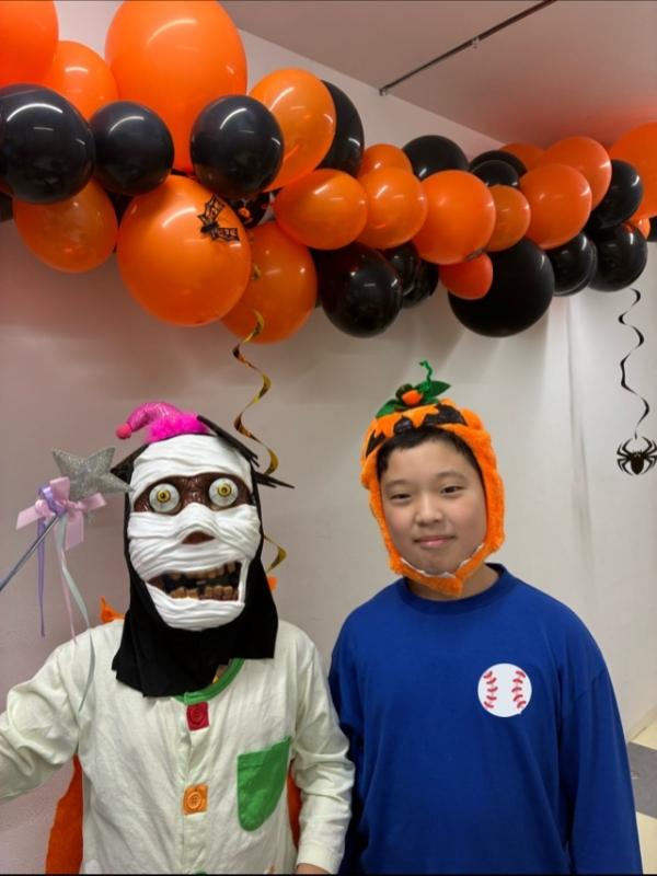 ht772472 いろんなグッズをつけてはしゃいでいました。年に一回のパーティはおもいっきりふざけていい日。