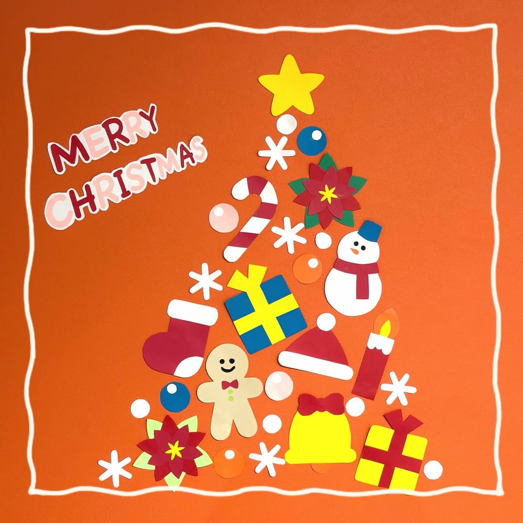 教室の壁にツリー飾りました♪