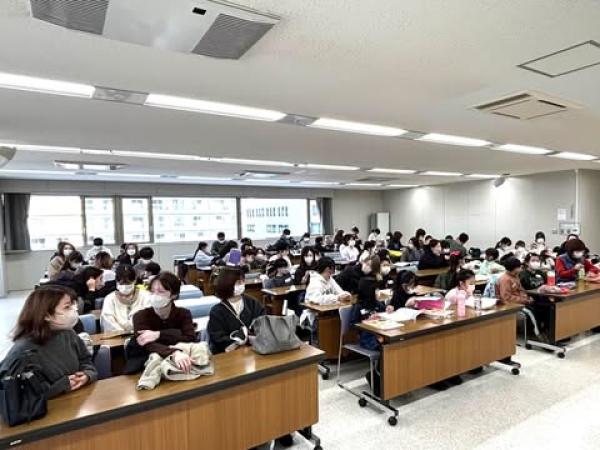 ht010546 待合室の様子①人数の関係で２グループに分けて行われました（場所：札幌市かでる2.7）