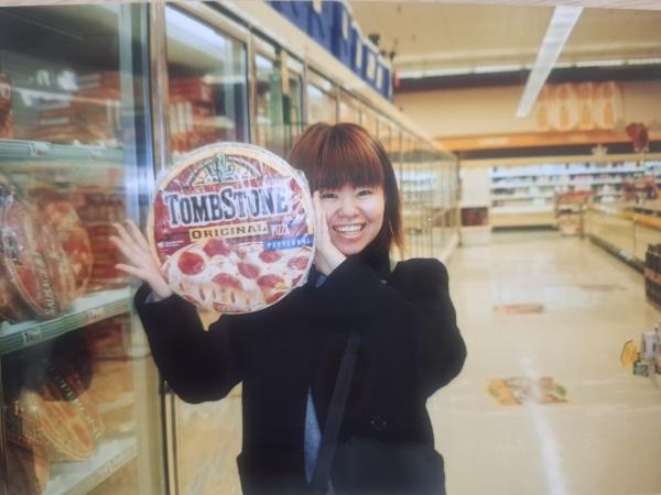 ht040324 My old days in US.Look at this！Big pizza！