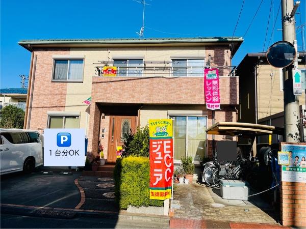 ht111983 国道254号線より、曲がってすぐのレンガ風の一軒家です！