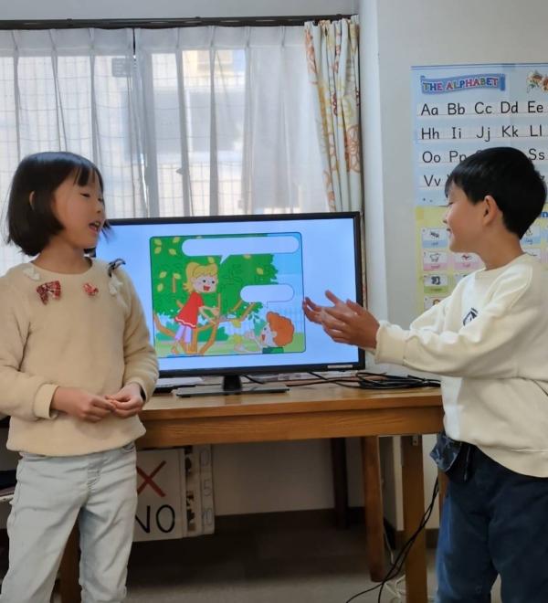 ht231522 1,2年生発表会　ある場面設定でジェスチャーをつけて発表