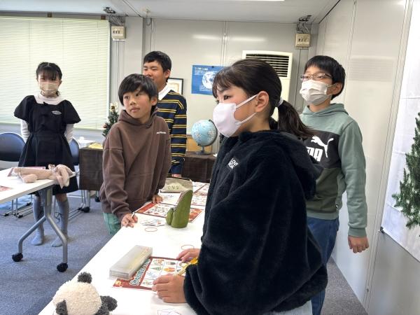 ht232329 パーティでは、ビンゴゲームなどをして楽しみました。