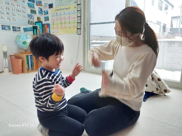 ht060137 2、3歳児クラスは、保護者同伴クラスです。40分のレッスンは、お子様と向き合える幸せな時間でもあります。