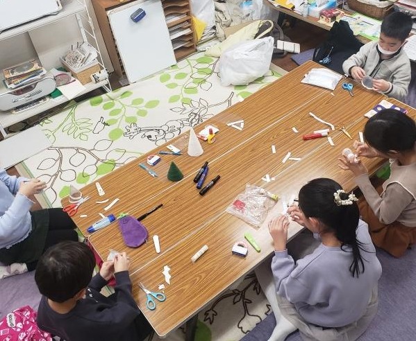 ht131714   Christmas Party  クリスマスパーティーでは英語を使いながらクリスマスツリー作りに挑戦