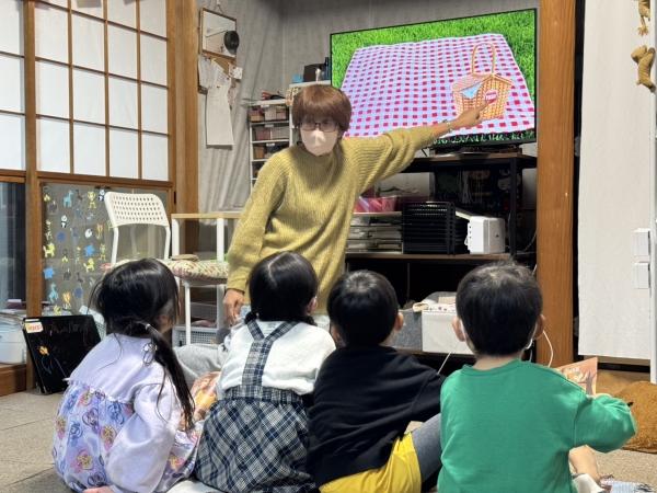 ht232173 2，3歳児クラスでは保護者様同伴の元、知育を含めた楽しい英語のレッスンをしています。