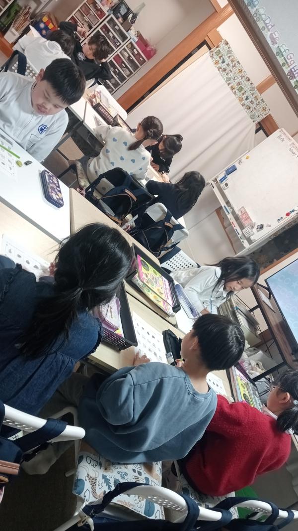 ht232173 違う学校のお友達もここでしか会えない大切な仲間。ゲームを通してたくさん英語に触れていきます。