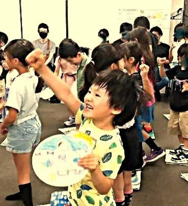 ht401061 ECC「SummerFestival」の一幕。Native Teacherとジャン・ケン・ポン