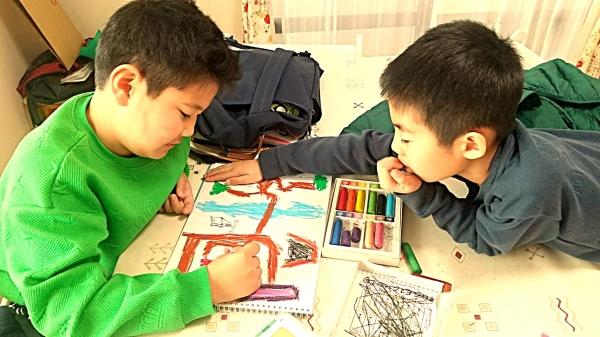 ht401061 クラス発表会の準備です！　授業中はけんかもしますが、仲もよし