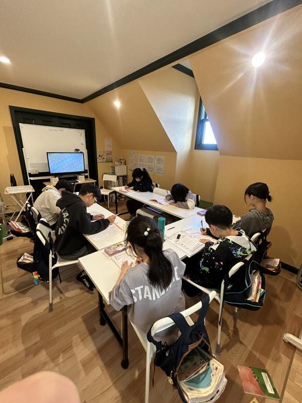 ht040323b にぎやかクラス でもライティングは集中。 「楽しむ」と「やるときはやる」3,4年生、成長中！