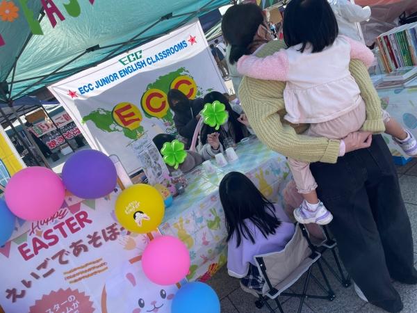 ht080723a 卒業生2人が英語のミニゲームをリードしてくれました。