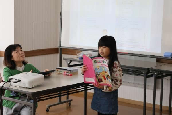 ht121128 幼児クラスから継続学習中の小１生。発表会で堂々と自己紹介ができました。