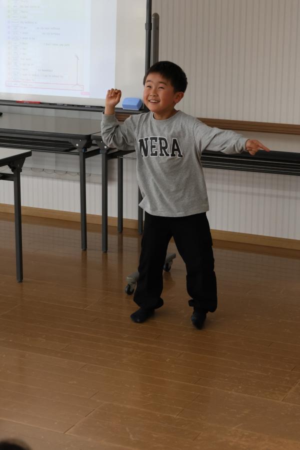 ht121128 表情豊かにアクティブに！英語で話すのが大好きです。