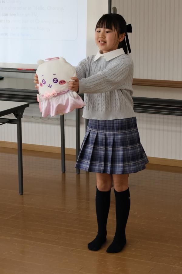 ht121128 大好きなキャラクターを表情豊かに紹介。目線や笑顔、暗誦の完成度も高いです。