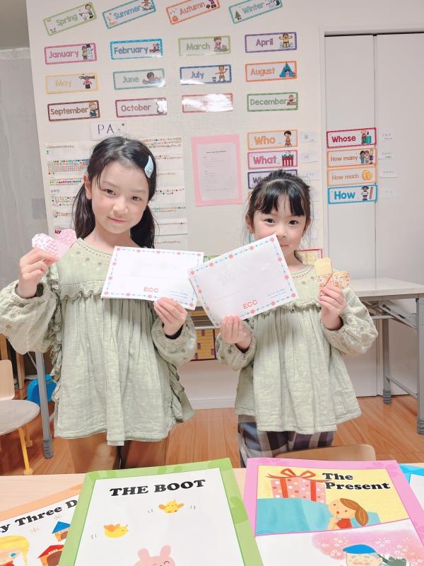 ht142242 大きな絵本の読み聞かせ会に参加してくれたsisters! バレンタインカードや折り紙でハートを作りました。