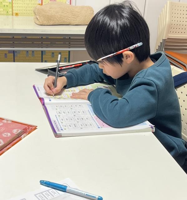 ht142242 書きまくりジュニア！鉛筆を耳にかけ、超集中！！