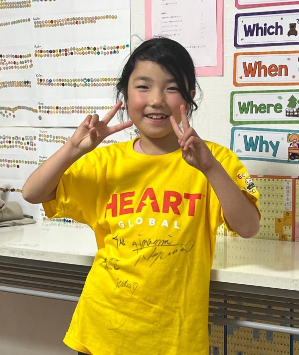 ht142242 ハートグローバルに参加して、海外キャストにサインしてもらったTシャツを着て見せてくれました。素敵な宝物。