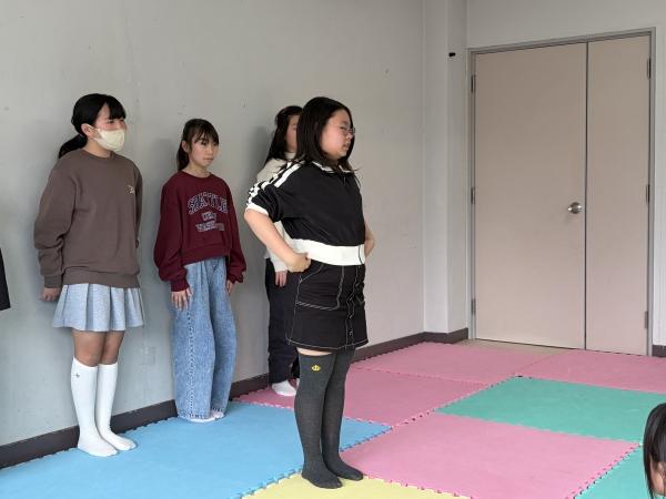 ht142850 2025年度修了式にて。小6生の暗唱発表。長いストーリーを立派に暗唱しました。