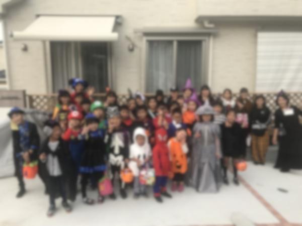 ht143193a　ECCジュニア上矢部教室・岡津町教室合同のハロウィンイベントの様子です。